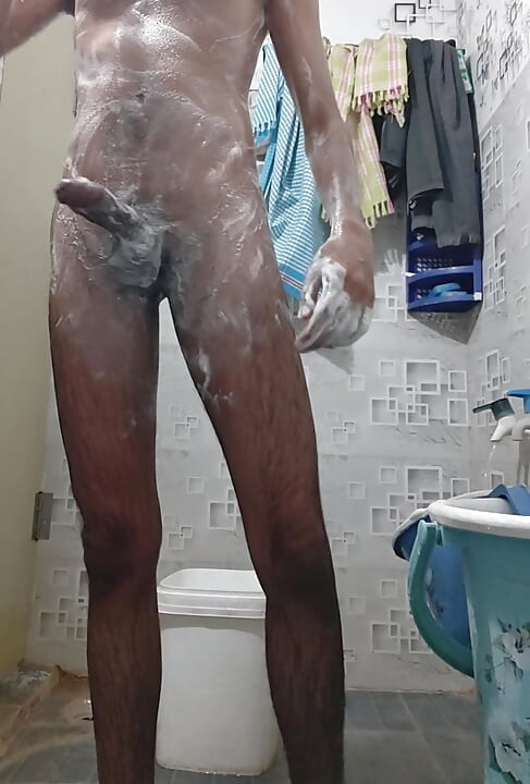 LEA.KED MMS OF 18Y BOY  BATHING