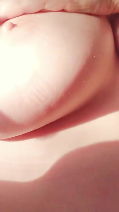 Un momento potente da "Tette alla vaniglia stuzzica nuda e sexy milf Arya Grander"