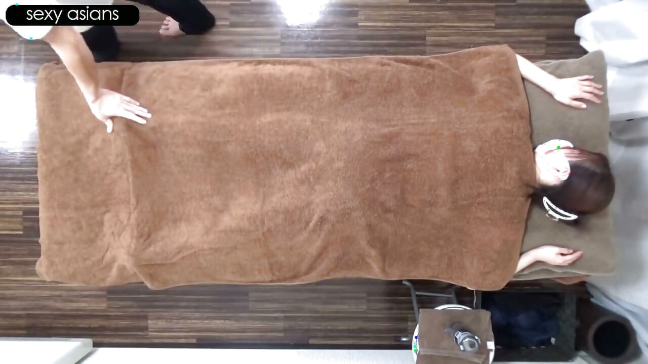 Flawless Skin and Elegant Curves. a Charming Wife in Her 40S Enjoys a Long Sweet Scented Oil Massage.1st