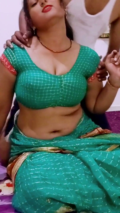 Riya bhabhi kitchen mein sabzi kat rahi thi boy ne gaya aur riya bhabhi ko maana kar chod diya | Clip 1
