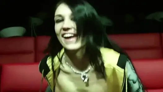 Bu Fransız hatun sinemada büyük miktarda döl alıyor