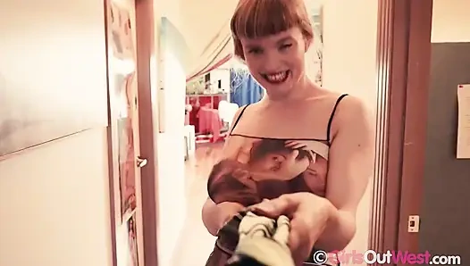 Волосатая крошка с большими натуральными сиськами мастурбирует, используя вибратор и стеклянный дилдо