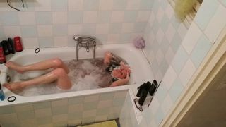 Un papa met une caméra dans la salle de bain d'une adolescente mince, partie 1, HD