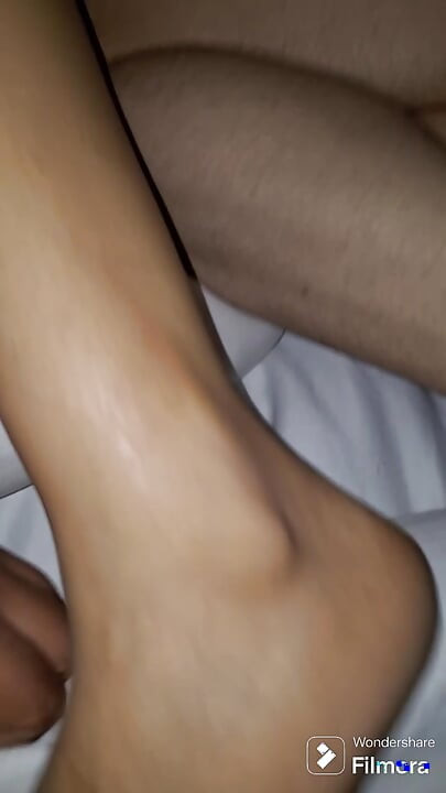 Une femme sexy se fait baiser par l’entraîneur de gym de l’ami mewe