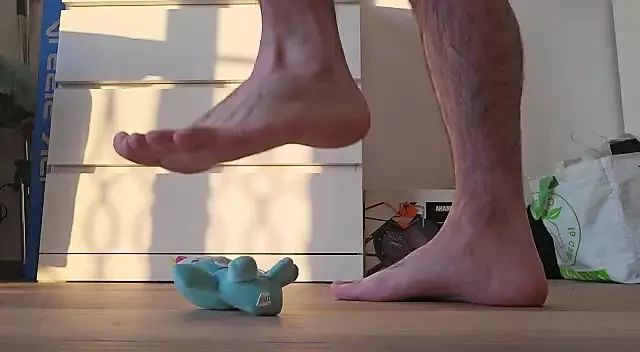 ぬいぐるみを激しく踏む