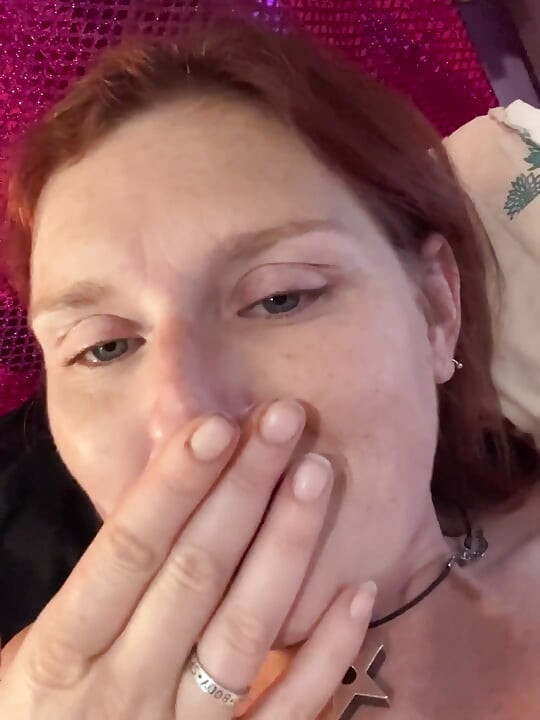 Die behaarte reife muschi macht ernstes squirting vor einem bein schüttelnden orgasmus