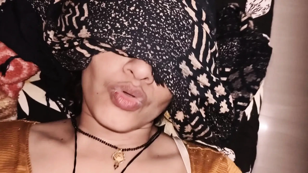 继兄弟操他的继妹并拿出她的阴户汁，高清未删减的印地语性爱视频