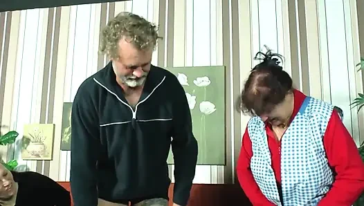Зрелый тройничок взрывается с грязным трахом пальцами и отсосом экшном