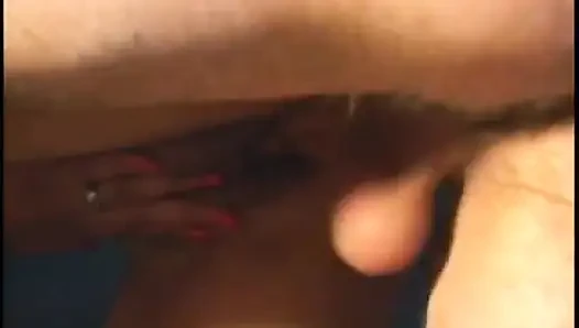 Brünette mit dicken titten bekommt ihre muschi im freien gebohrt