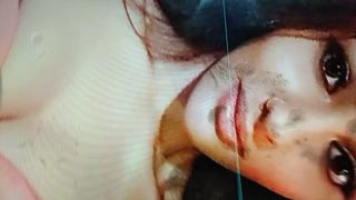 Maleisische babe spuugt en klaarkomen in het gezicht
