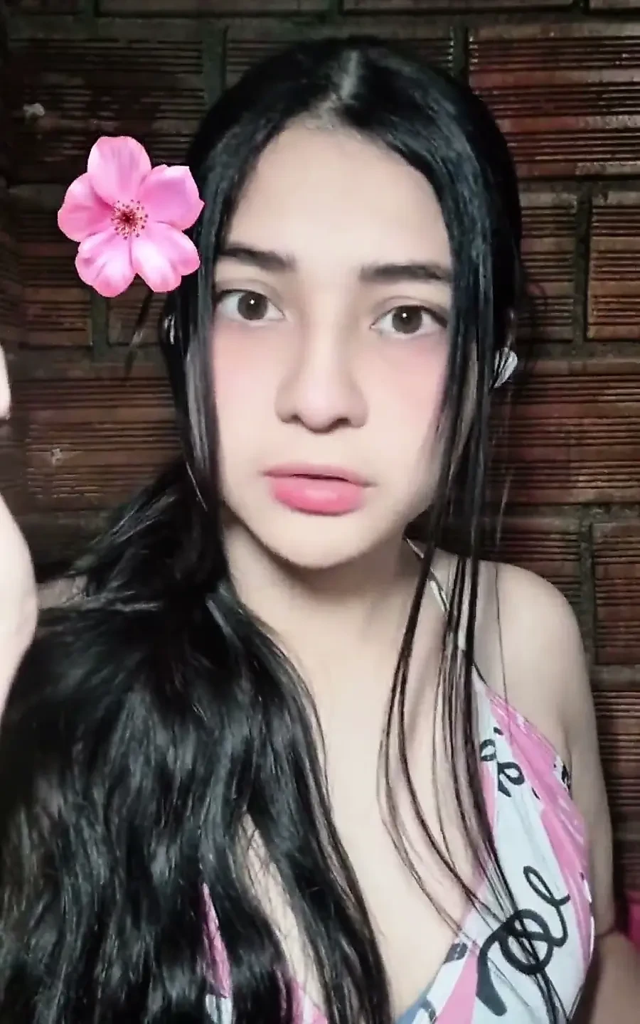 我的朋友和我分享她的男朋友, 我们在按摩浴缸里玩粗暴性爱, 第1部分