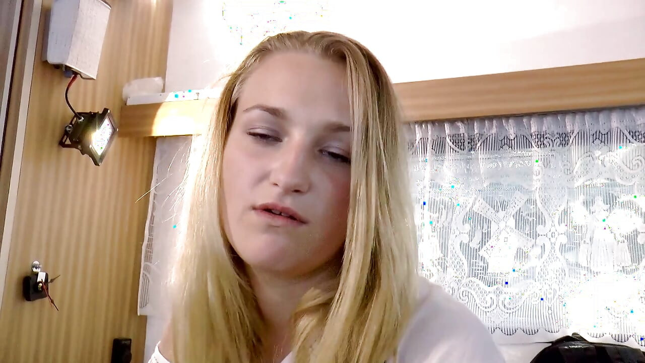 Bastante extraño obtiene su coño golpeado por la polla de un viejo