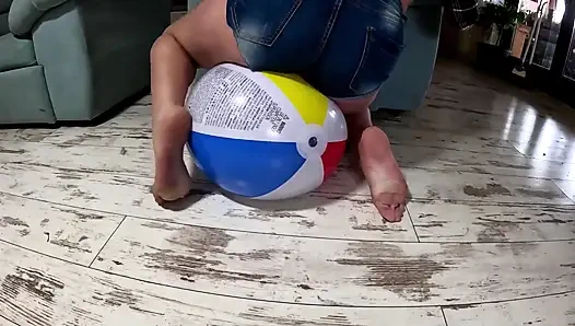 Cewek sange ini dientot gaya doggy habis-habisan di pantai sampai lubangnya menganga