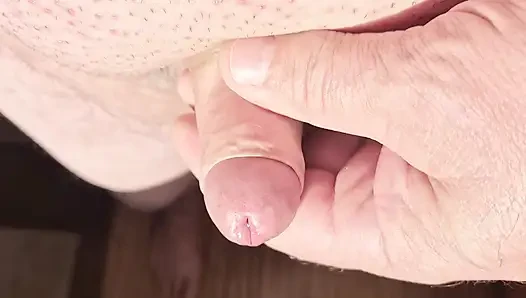 Küçük yarak ayaktayken mastürbasyon yapıyor (farklı açılarda)