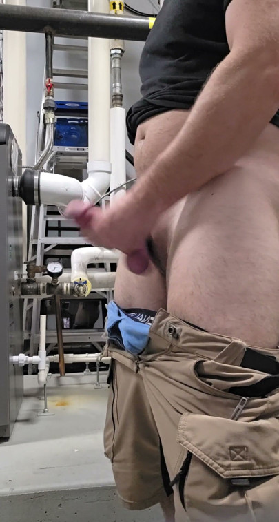 Hot coworker caught stroking his big fat cock | Klip 1
