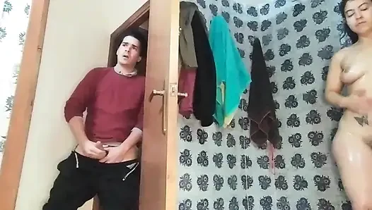 Meine stiefschwester in der dusche will sex mit mir im badezimmer
