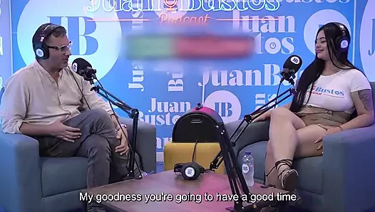 Doğal büyük memeli orta yaşlı seksi kadın Antonella Jones ateşli bir podcast'te büyük zenci yarağıyla sikişiyor