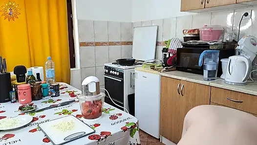 Mila natürist en iyi et sosunu çıplak pişiriyor