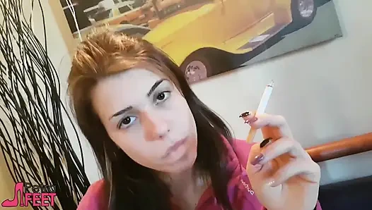 Gadis Italia yang tak tertahankan suka rokok