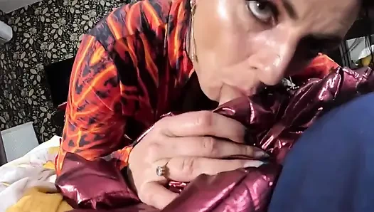 Kırmızı naylon tulum fetiş am frikiği azdırıyor, derin sakso ve deli gömleğime boşalma