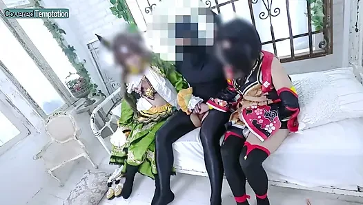 Косплей взрослой женщины, секс в тройничке с двумя партнерами в групповой сцене