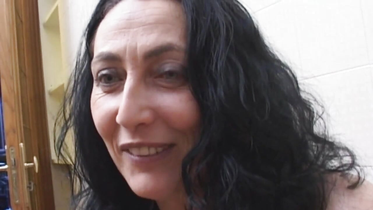 O curvă amatoare italiană reală futută pe la spate