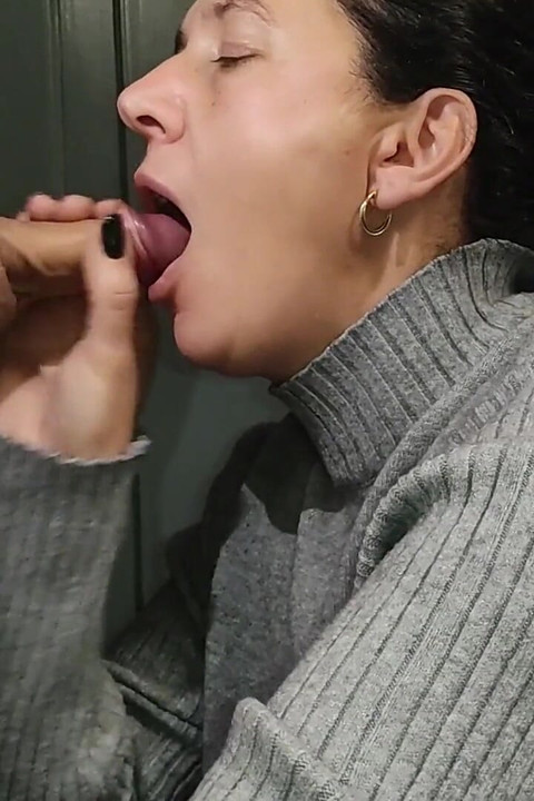 Vợ máy bay bà già thổi kèn với xuất tinh vào miệng