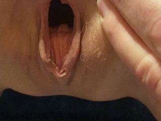 Lubang vaginaku yang besar menganga