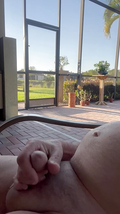 Masturbation matinale sur la terrasse