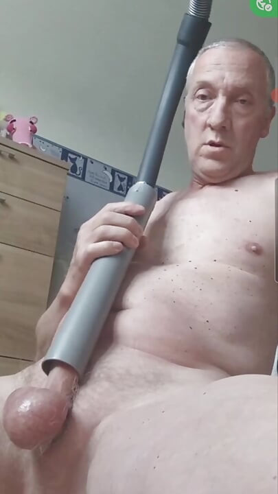 GRAZY VACUUMCLEANER MILKING HANDSFREE SEXSHOW BIG DICK CUMSHOT