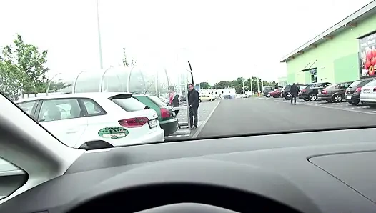 Cewek bertato pantat besar diajak ngentot dan dientot di dalam mobil