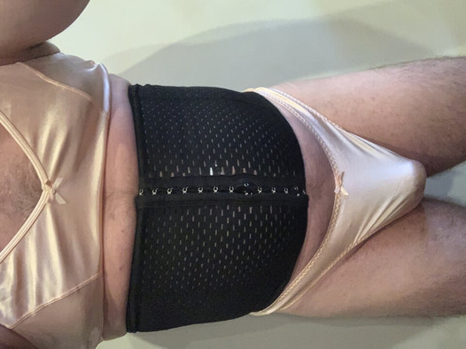 Masturbation en soutien-gorge, culotte et corset