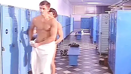 Ben genç kaslı bir sporcuyum ve duşta asılı adamlar tarafından anal seks yapıyorum ve döl alıyorum