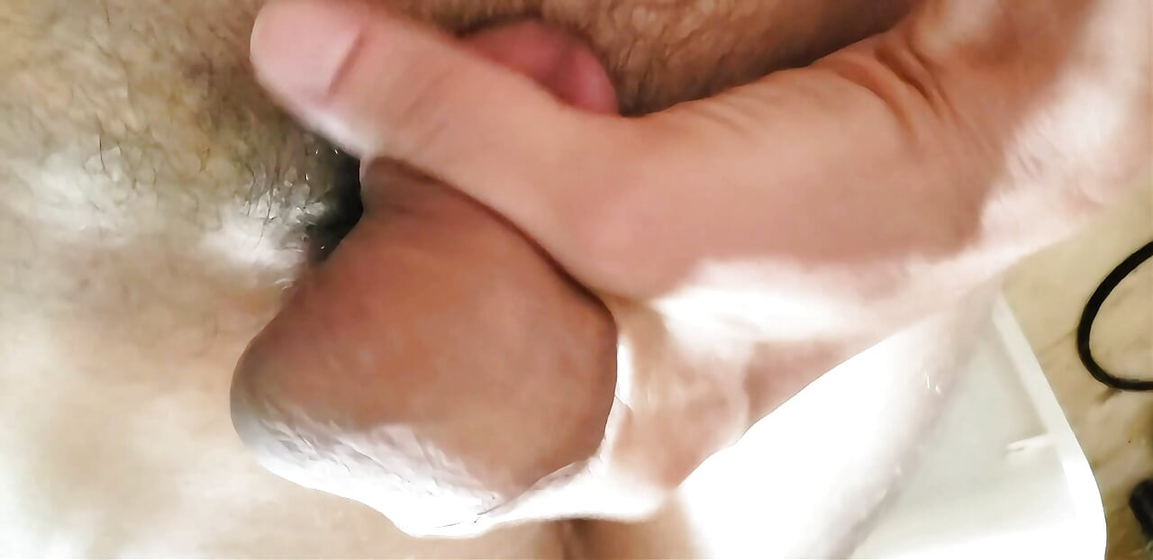 Te hago mirar mientras dobla mi polla y chupo mi carga