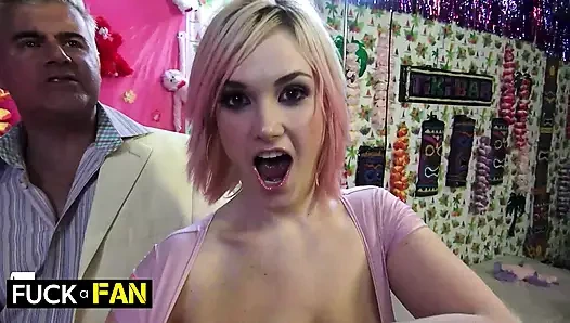 Tory Lane давится и слюни на член калеба, пока Siri Dahl хлюпает рядом!