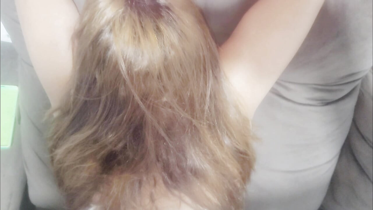 Una buena carga en el culo apretado de la chica caliente