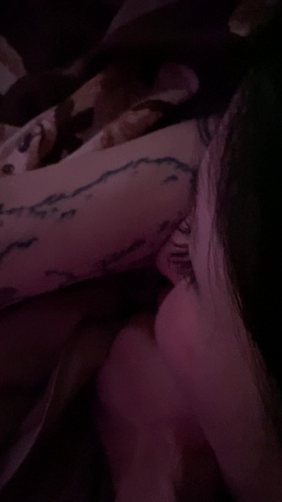 Ngentot teman saat gadis itu lagi nggak di rumah