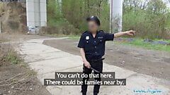 Blondine van openbare agent rent voor de politie nadat ze buitenshuis heeft geneukt
