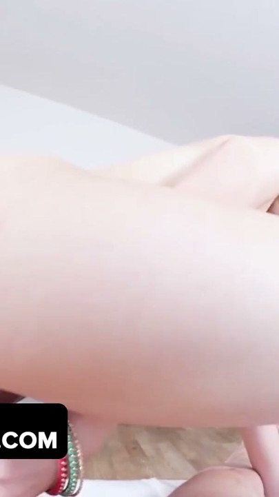 Dadcrush - požudna devojka je dala srećnom pastuvu ples u krilu dok se polako skida | Klip 3