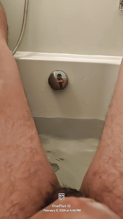 ช่วยตัวเองในห้องน้ําเรือล่องเรือเดี่ยว - ควยสั่นและชักว่าวในอ่างอาบน้ําลื่น 2