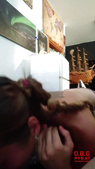 一个年轻荡妇的新口交，她嘴里射精