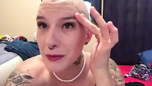 Лысый маленький фрик