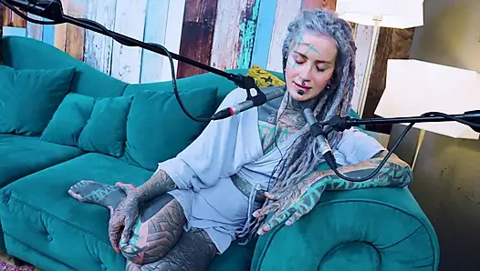 Я говорю об U - неудобное - подкаст ASMR, SFW говорит готессу, худенькая девушка дред, татуированная модель татуированная девушка