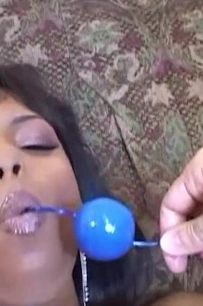 Trebuie să fie futută imediat, așa că ia doi tipi pentru penetrare dublă