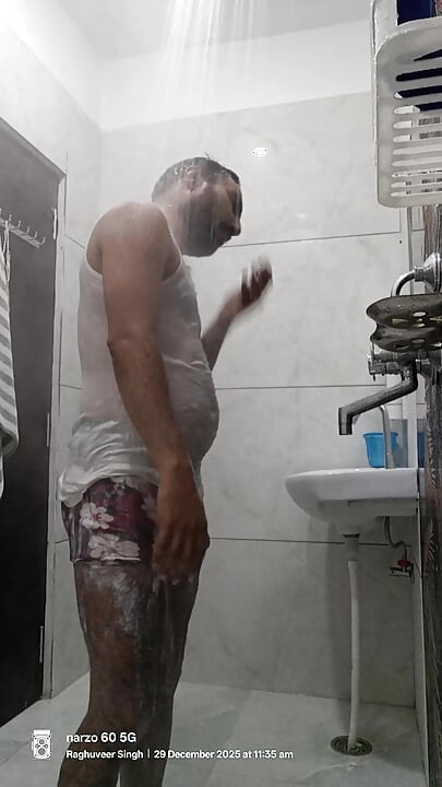 ชาย Desi Rajasthani อินเดียสนุกกับการอาบน้ําและโชว์ช่วยตัวเองกับเจ้าหน้าที่ตํารวจเพื่อนบ้านลุงโดนดูดควยและดูดควยกับเน