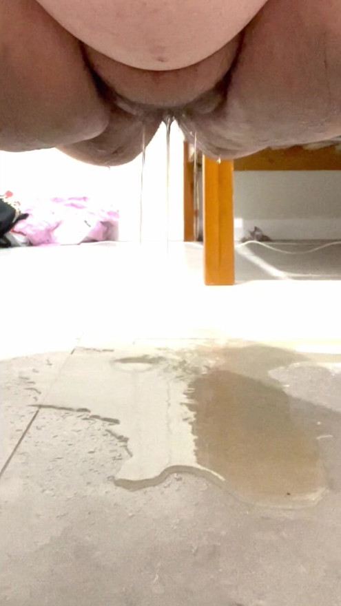 bbw pissing on the floor
