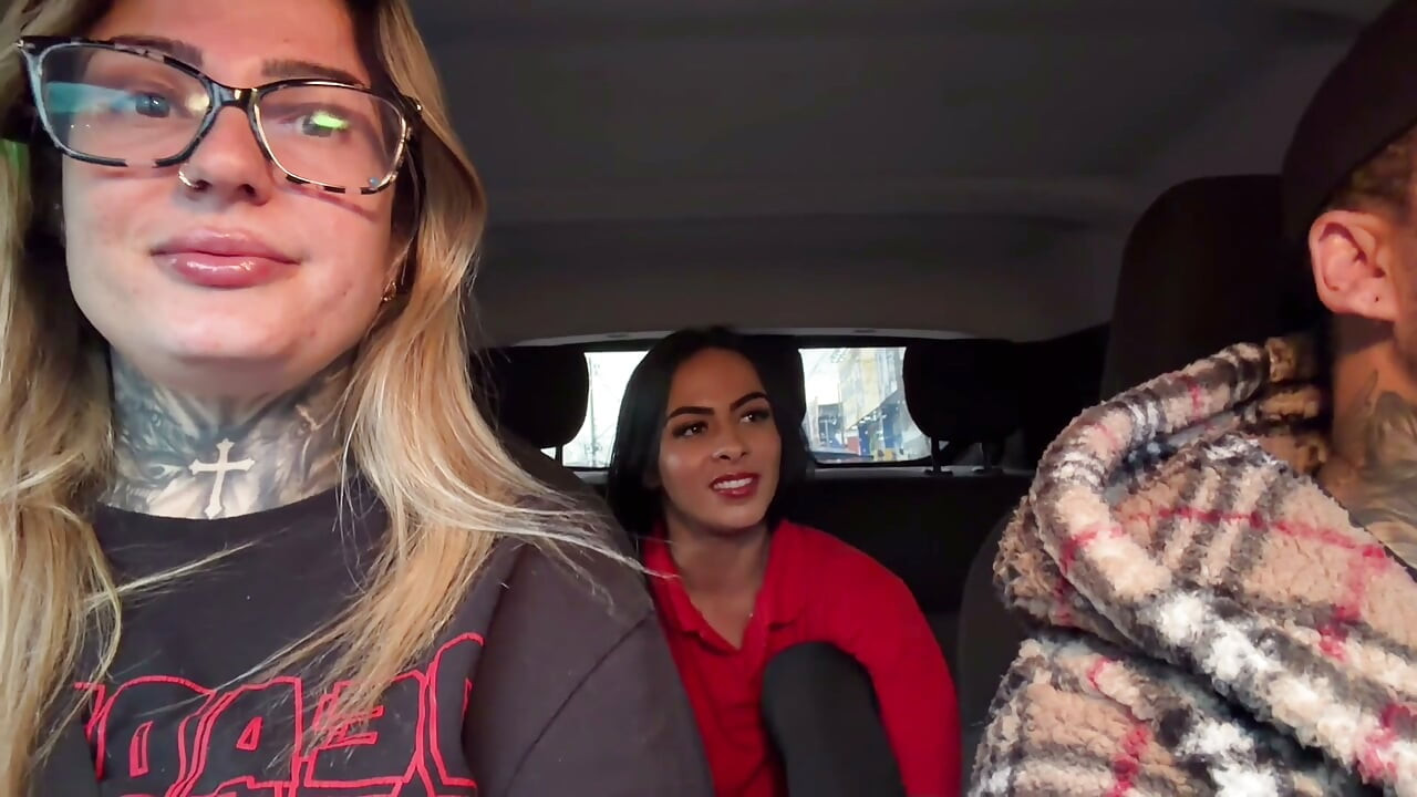 The Brazilian gas station attendant accepted to be a porn actress and showed her breasts in the moving car