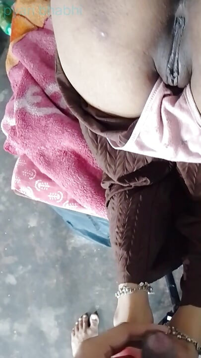 Røv fisse kneppe pik sutter fisse sutter bryster suger mælk fra brystet og sidder på pikken i doggy style og ligger lige på hindi lyd