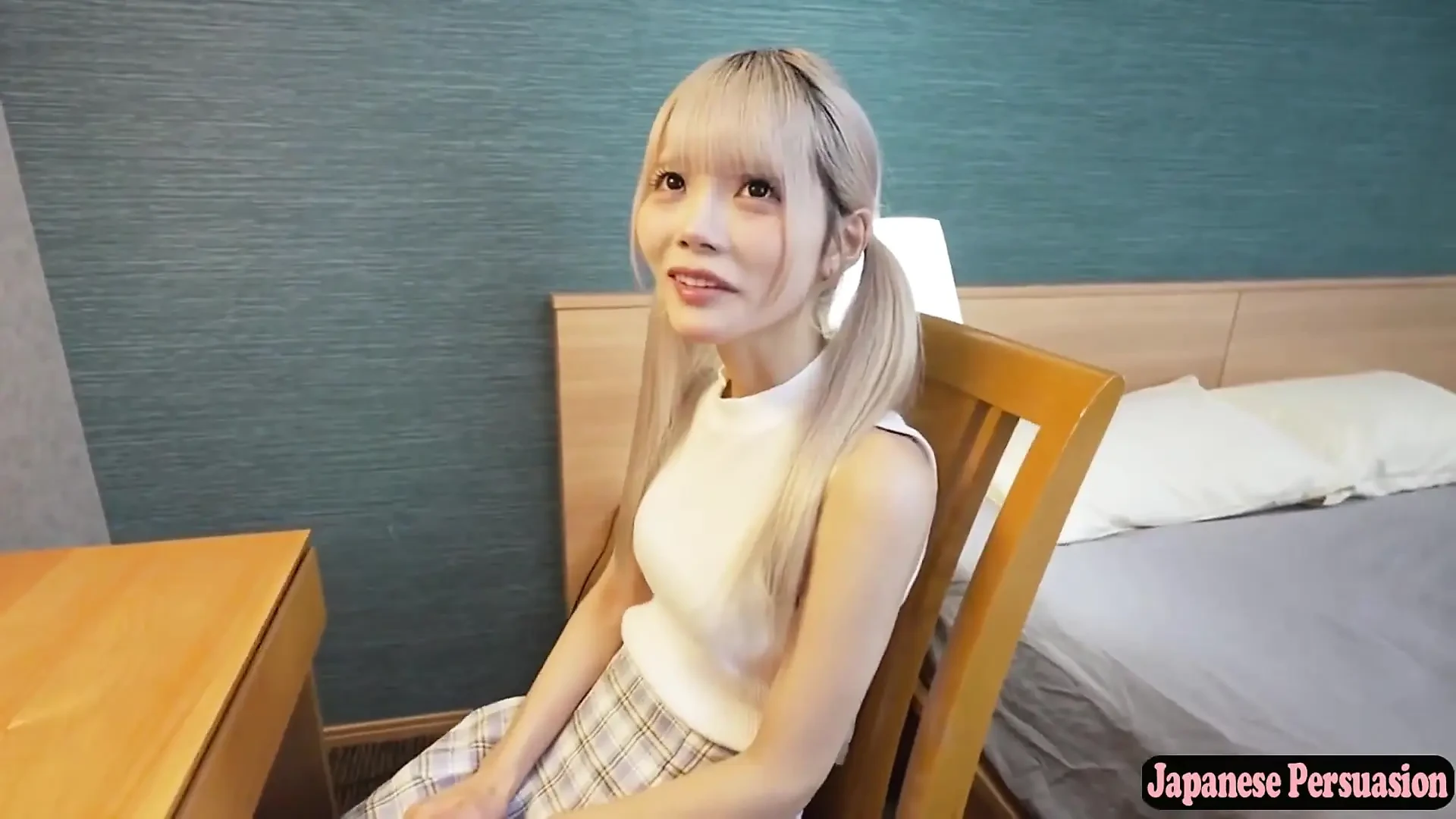 苗条的金发女郎在今晚的激烈遭遇中失去了沉着的镇定. 1St