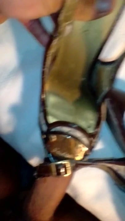 Cogiendome tacones indovina il lavoro con le scarpe con i tacchi alti 2